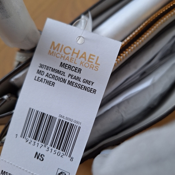NWT Michael Kors Mercer Medium Accordion Messenger  retail Store Style - Picture 10 of 10